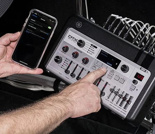 Connect to Bluetooth and record performances to USB memory