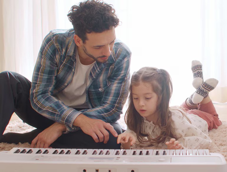 PLAY AND LISTEN TO YOUR FAVORITE SONGS