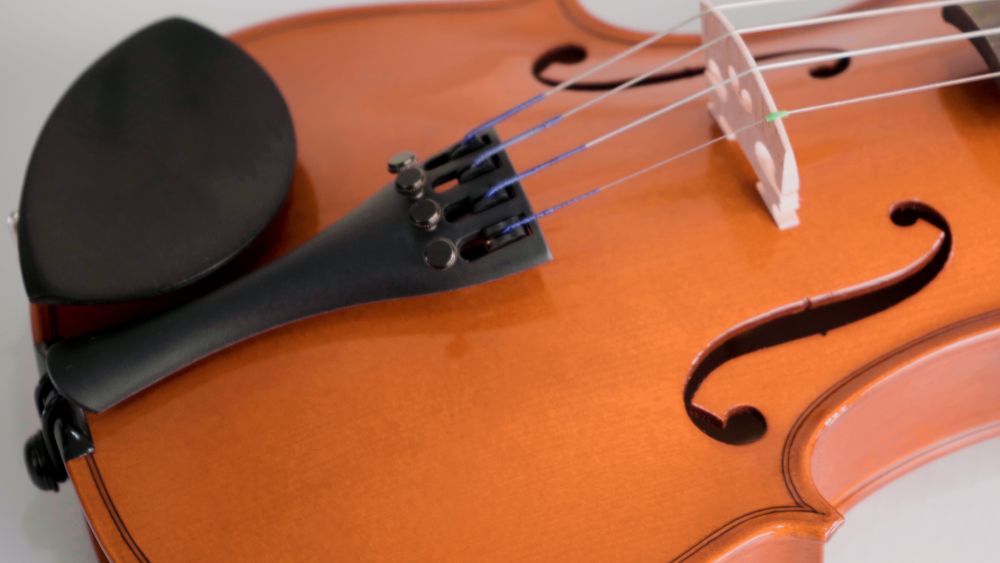 Easy tuning for beginners with tailpiece adjusters